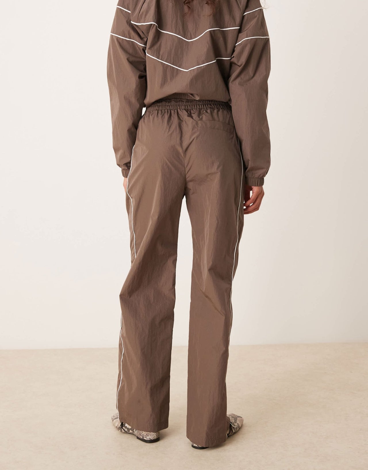 Nike windrunner trackpant in brown - ASOS Sample Sale EU Store