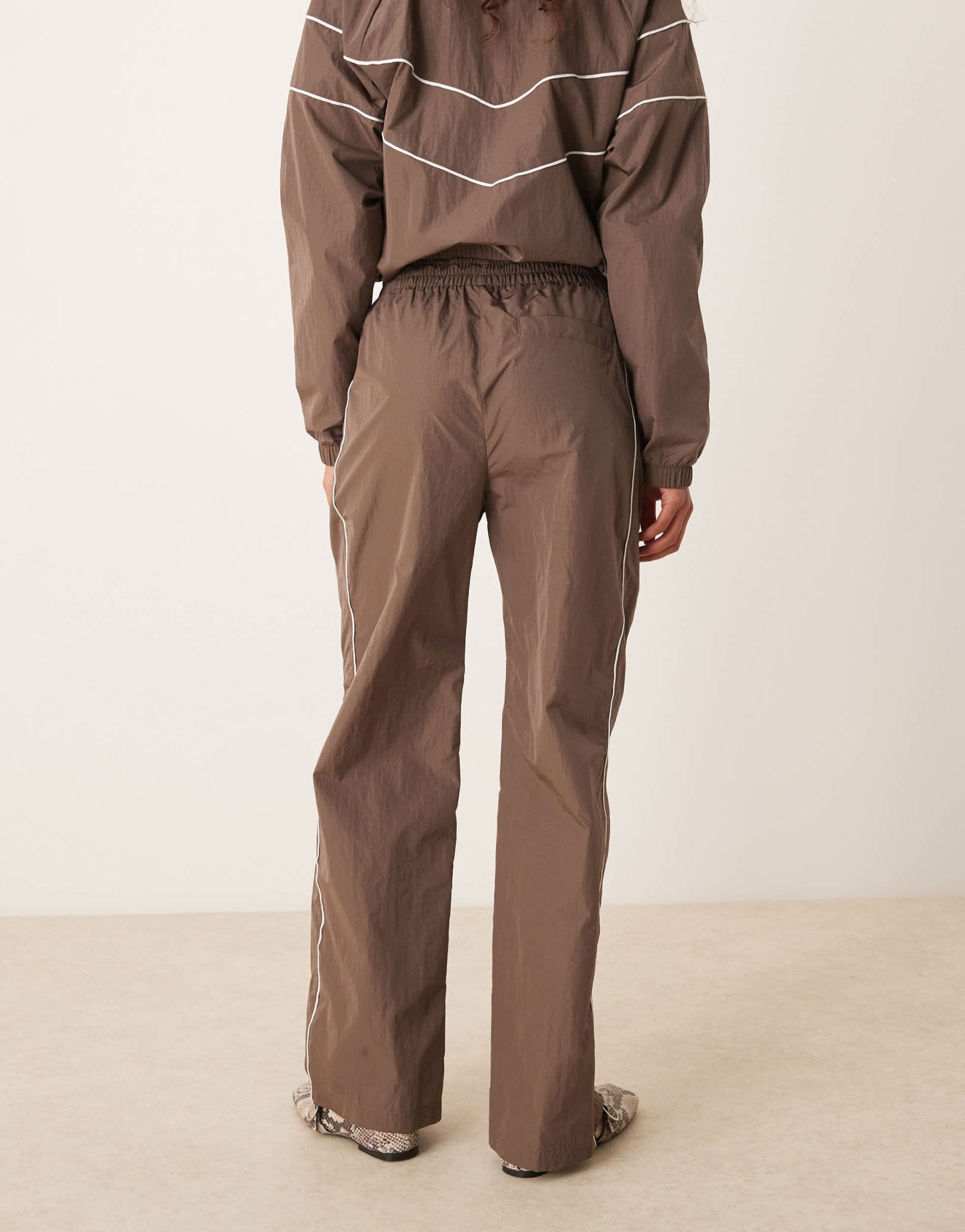 Nike windrunner trackpant in brown - ASOS Sample Sale EU Store