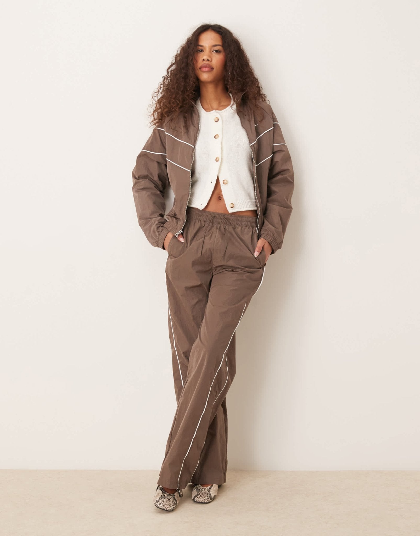 Nike windrunner trackpant in brown - ASOS Sample Sale EU Store