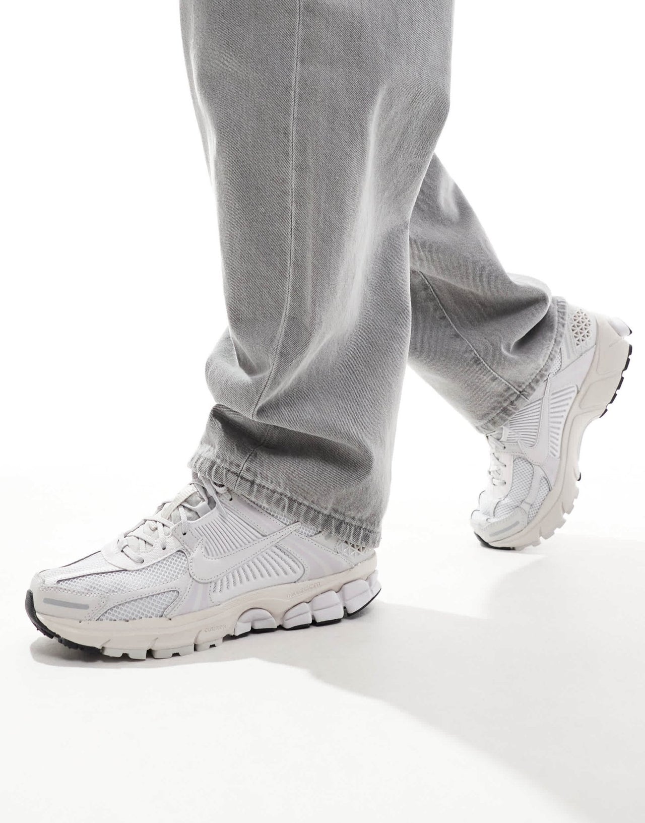 Nike Zoom Vomero 5 trainers in grey and off white - ASOS Sample Sale EU Store