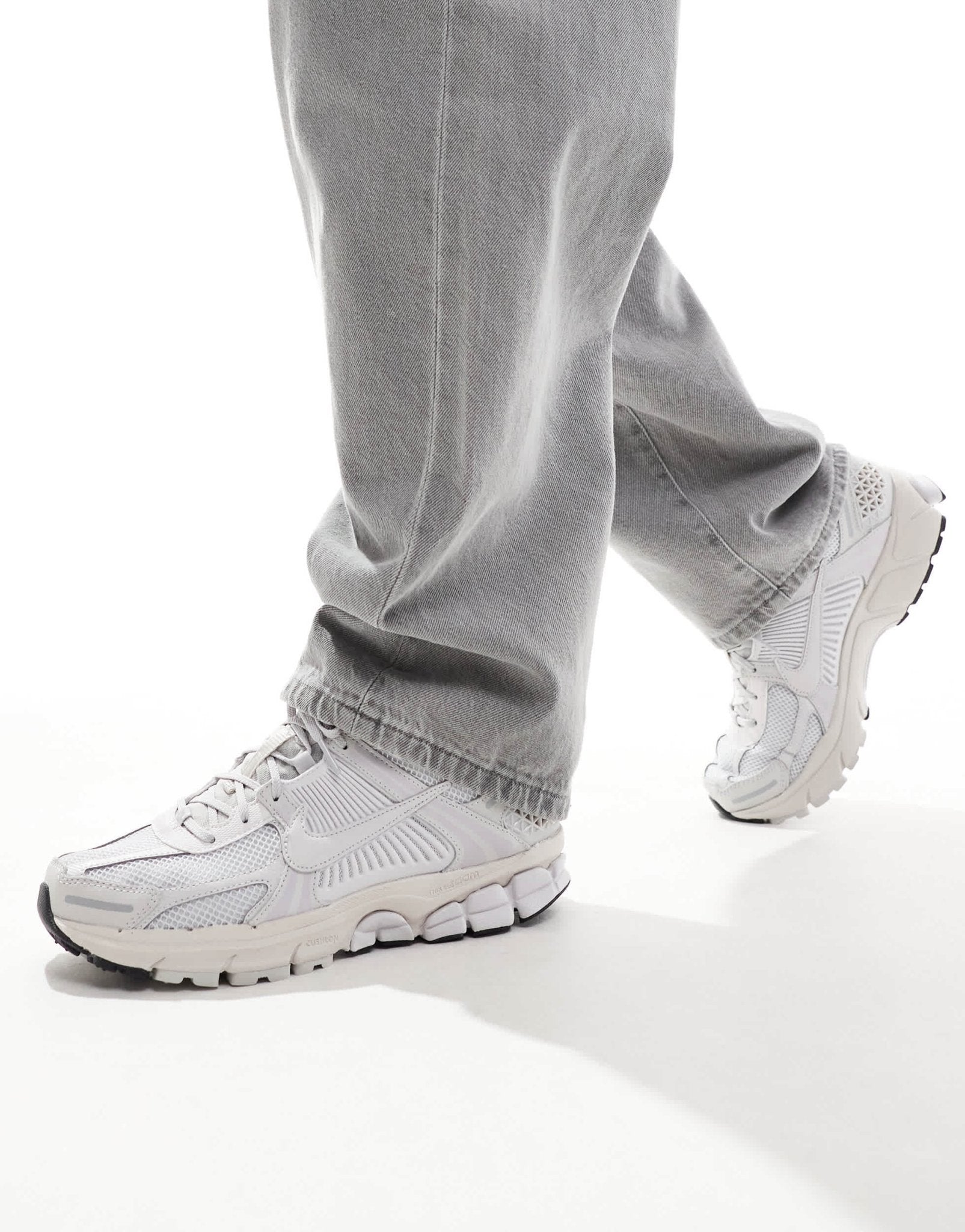 Nike Zoom Vomero 5 trainers in grey and off white - ASOS Sample Sale EU Store