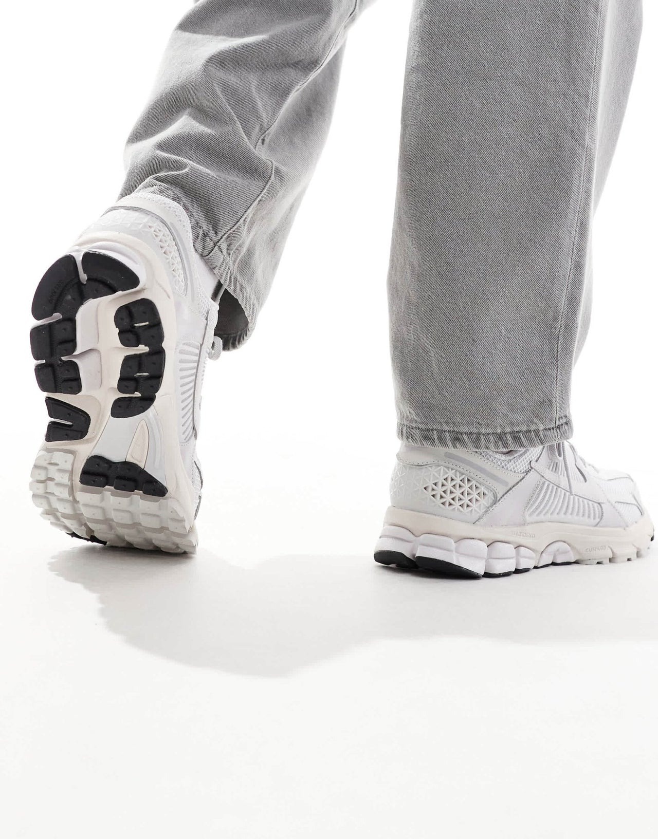 Nike Zoom Vomero 5 trainers in grey and off white - ASOS Sample Sale EU Store