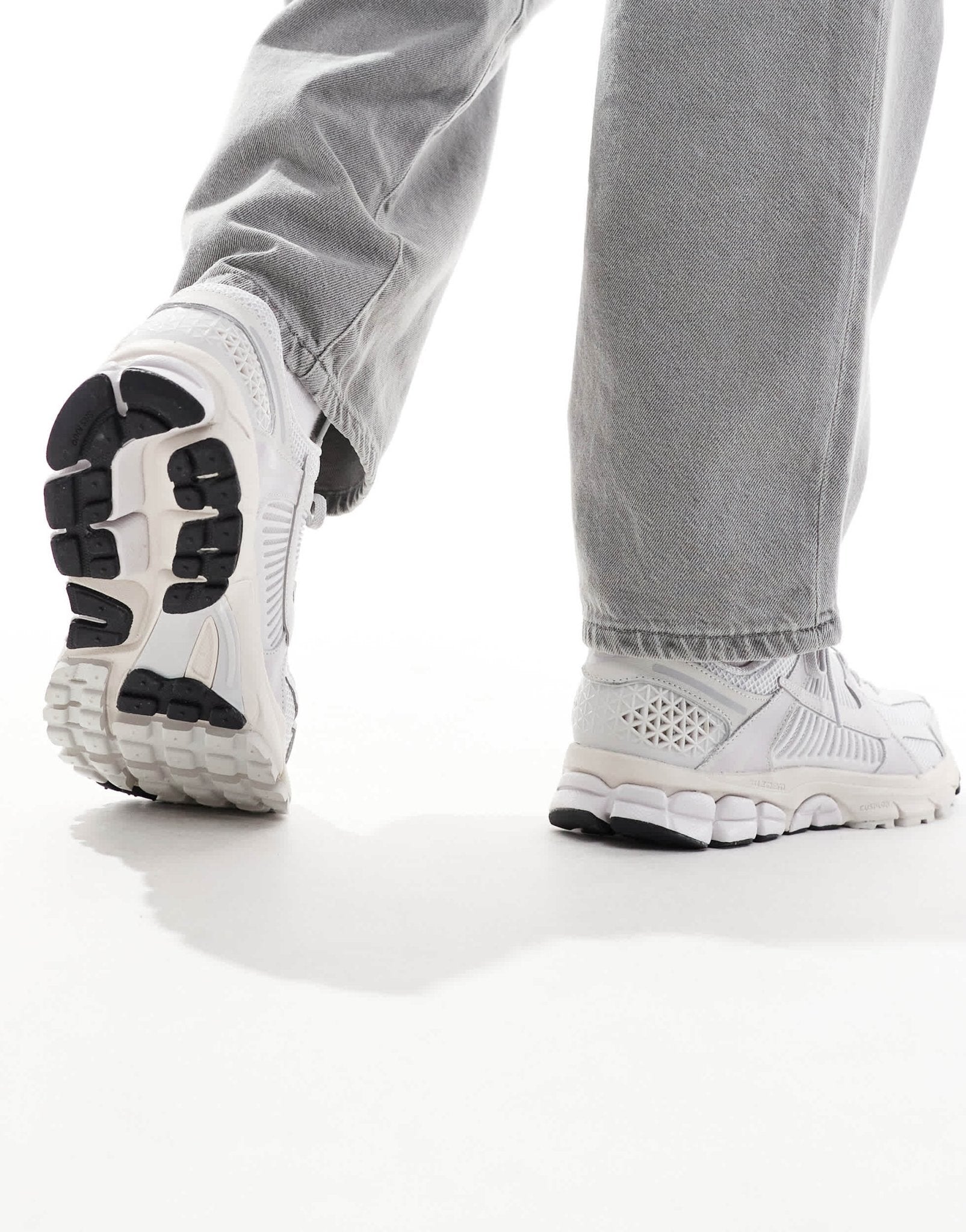 Nike Zoom Vomero 5 trainers in grey and off white - ASOS Sample Sale EU Store