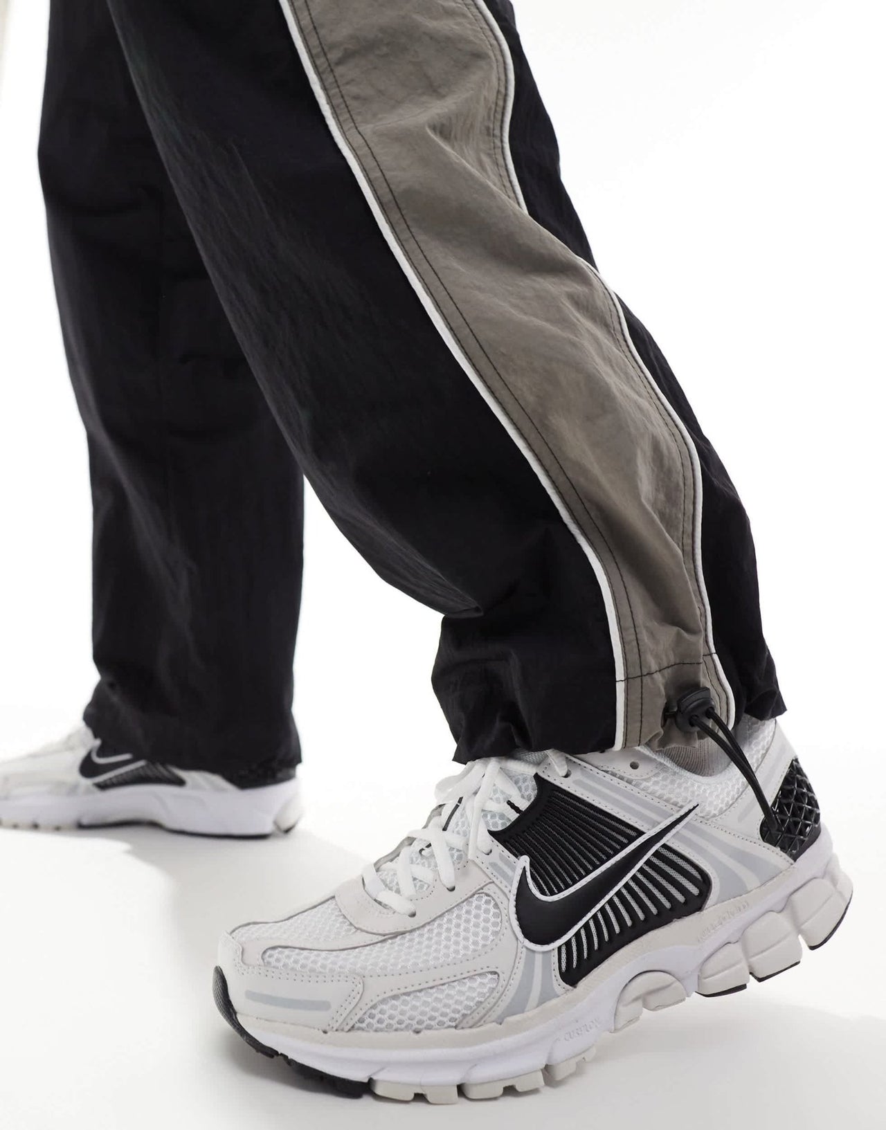 Nike Zoom Vomero 5 trainers in white and black - ASOS Sample Sale EU Store