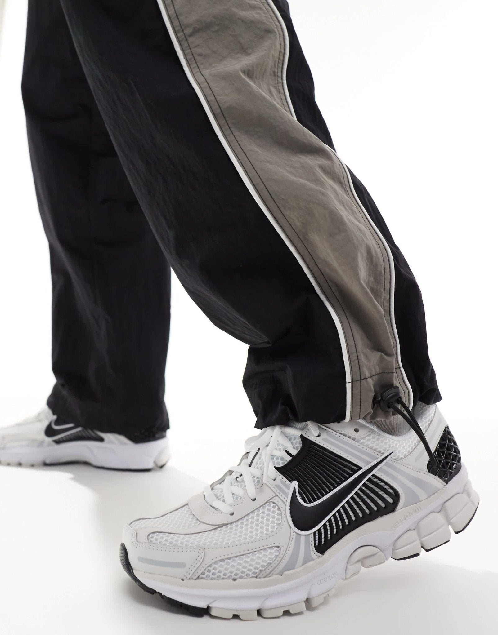 Nike Zoom Vomero 5 trainers in white and black - ASOS Sample Sale EU Store