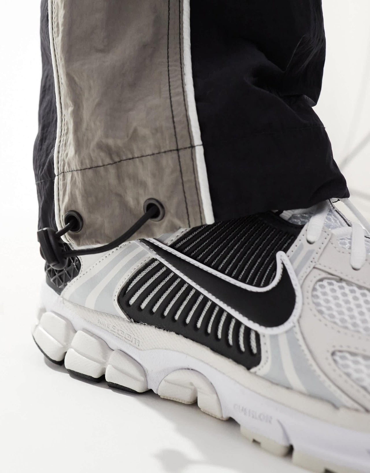 Nike Zoom Vomero 5 trainers in white and black - ASOS Sample Sale EU Store