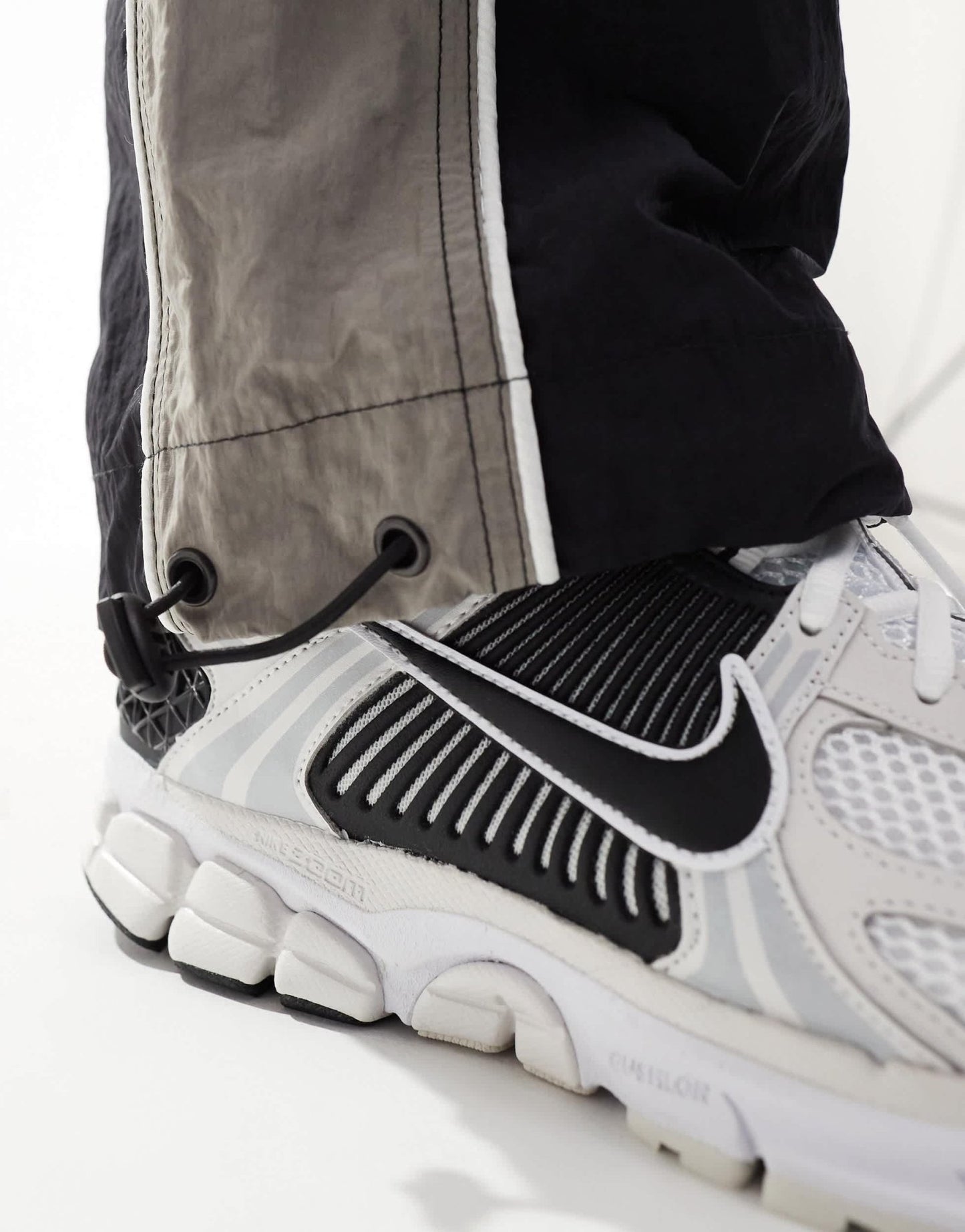 Nike Zoom Vomero 5 trainers in white and black - ASOS Sample Sale EU Store