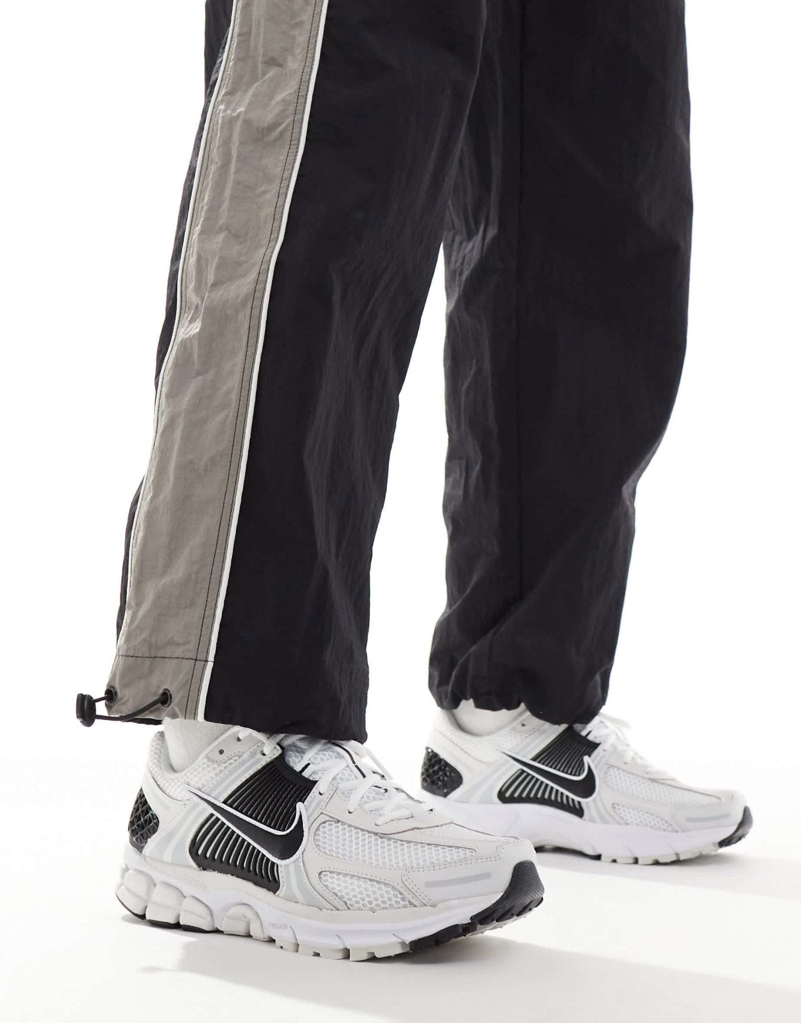 Nike Zoom Vomero 5 trainers in white and black - ASOS Sample Sale EU Store