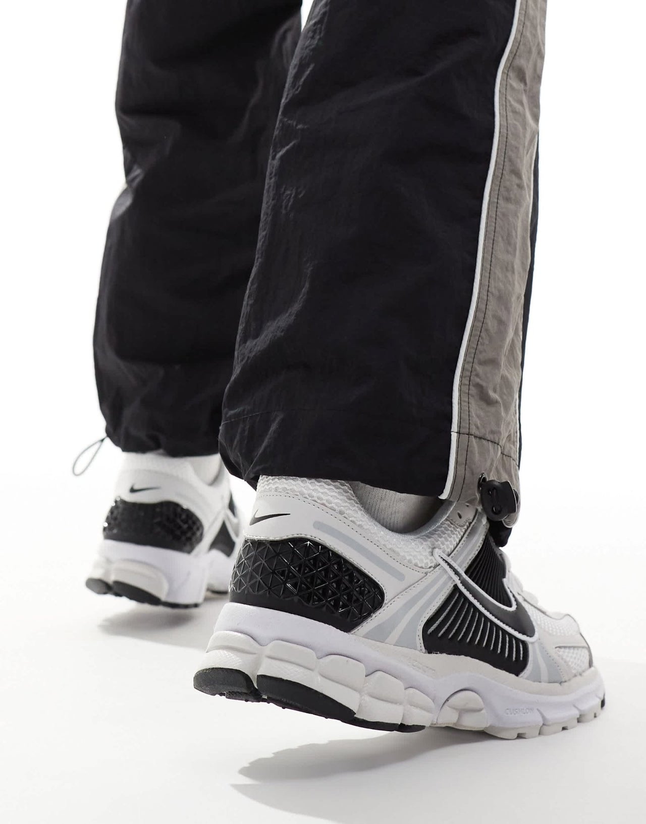 Nike Zoom Vomero 5 trainers in white and black - ASOS Sample Sale EU Store