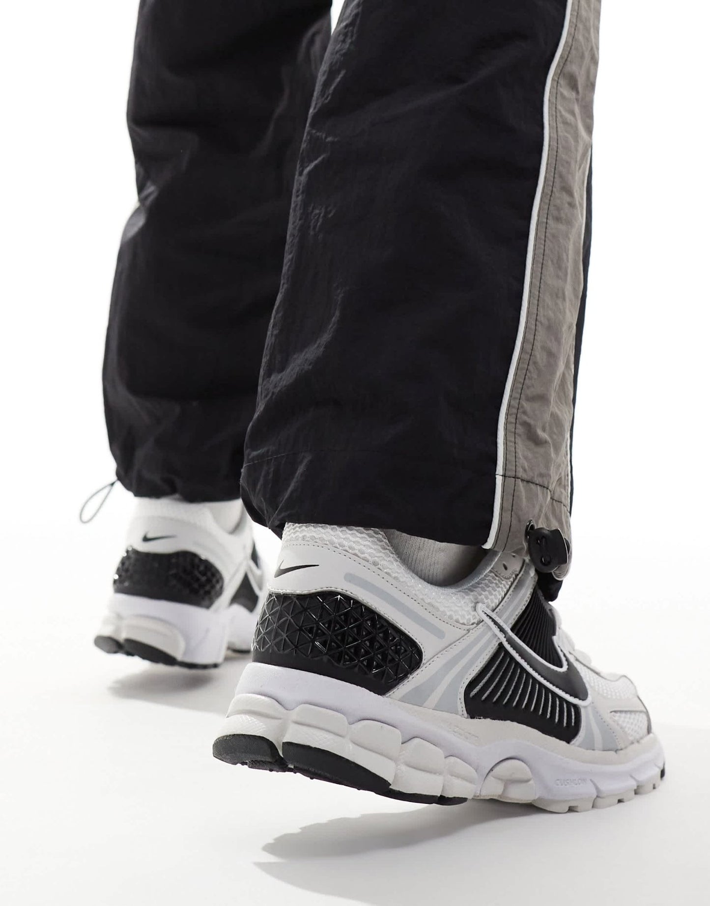 Nike Zoom Vomero 5 trainers in white and black - ASOS Sample Sale EU Store