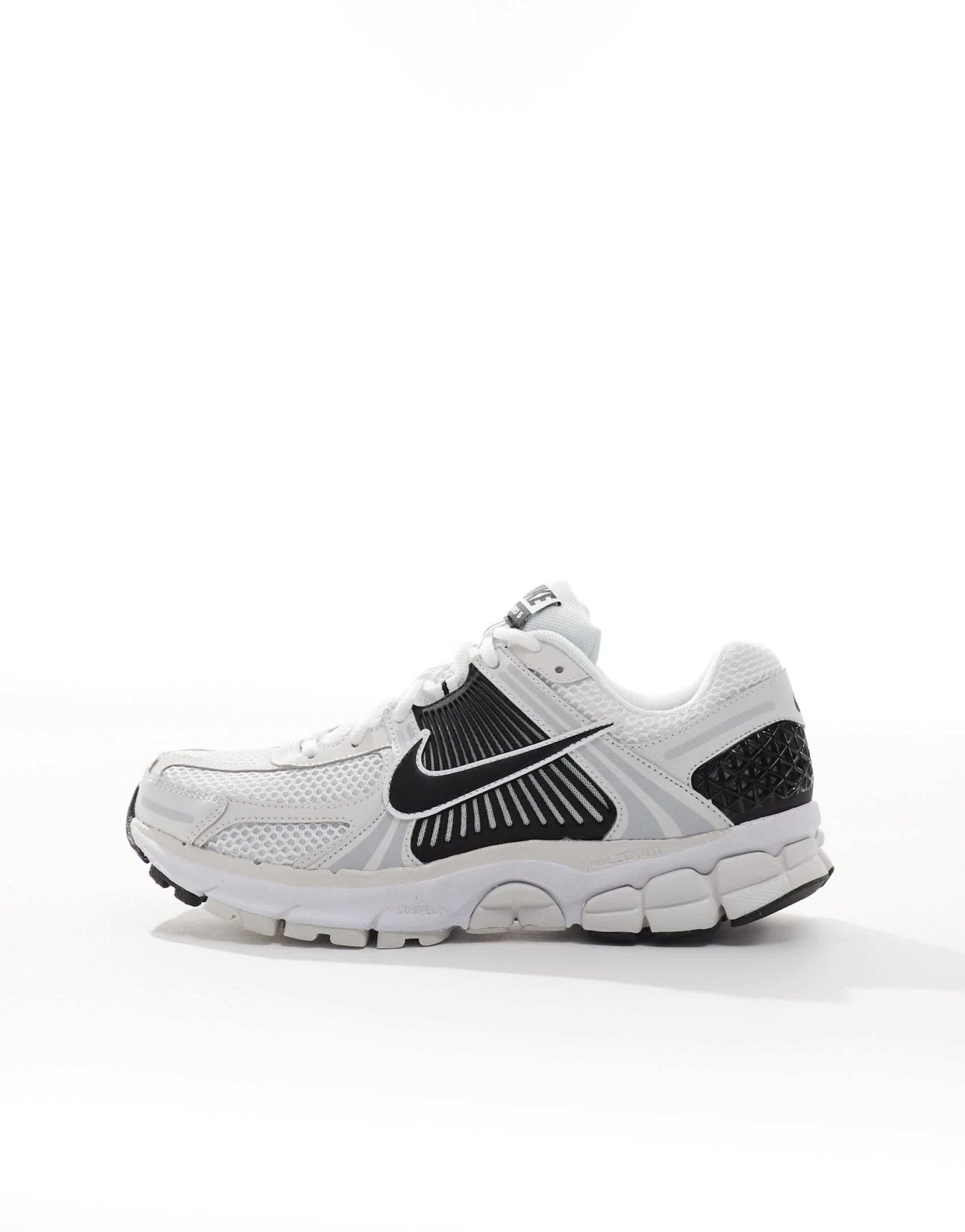 Nike Zoom Vomero 5 trainers in white and black - ASOS Sample Sale EU Store