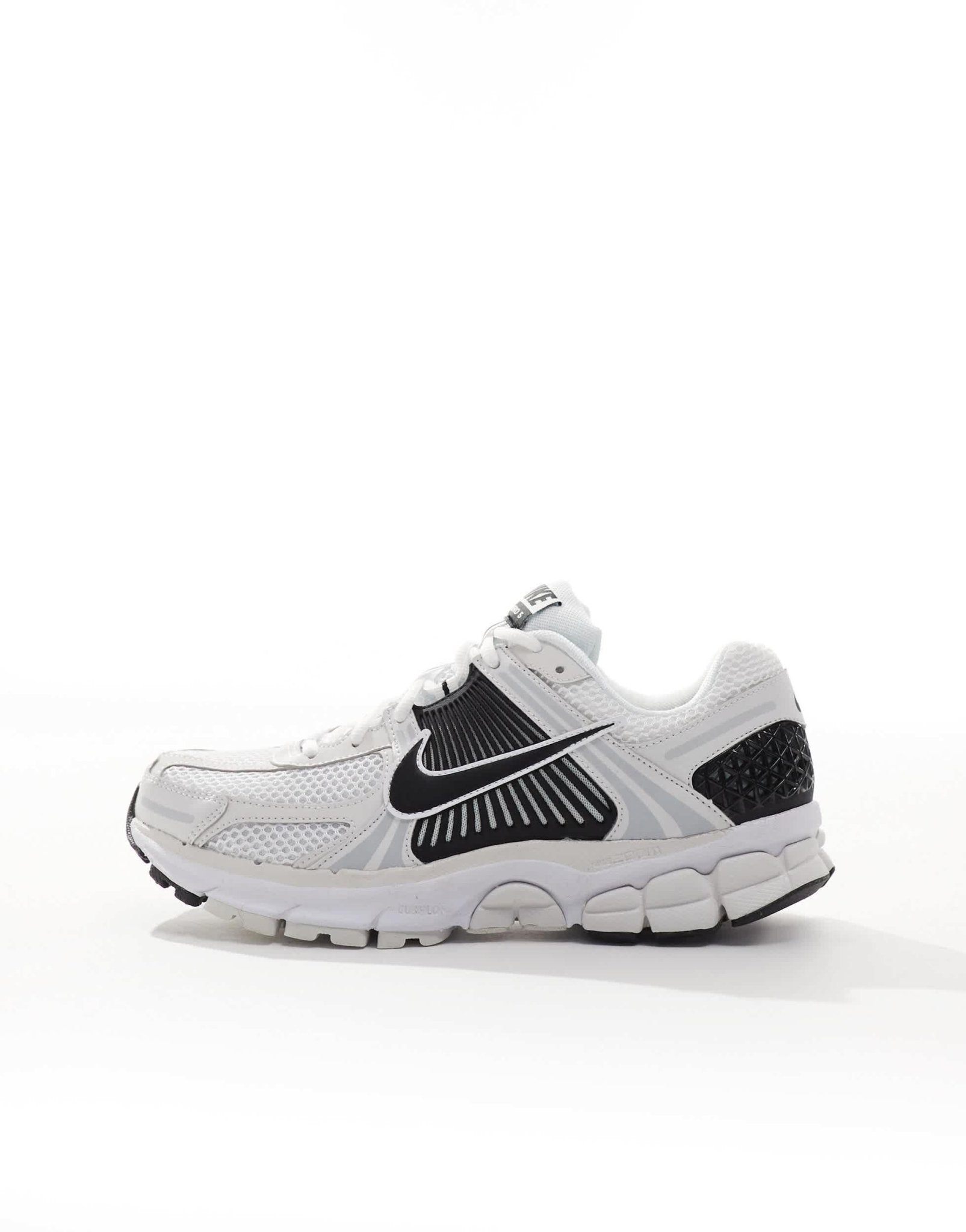 Nike Zoom Vomero 5 trainers in white and black - ASOS Sample Sale EU Store