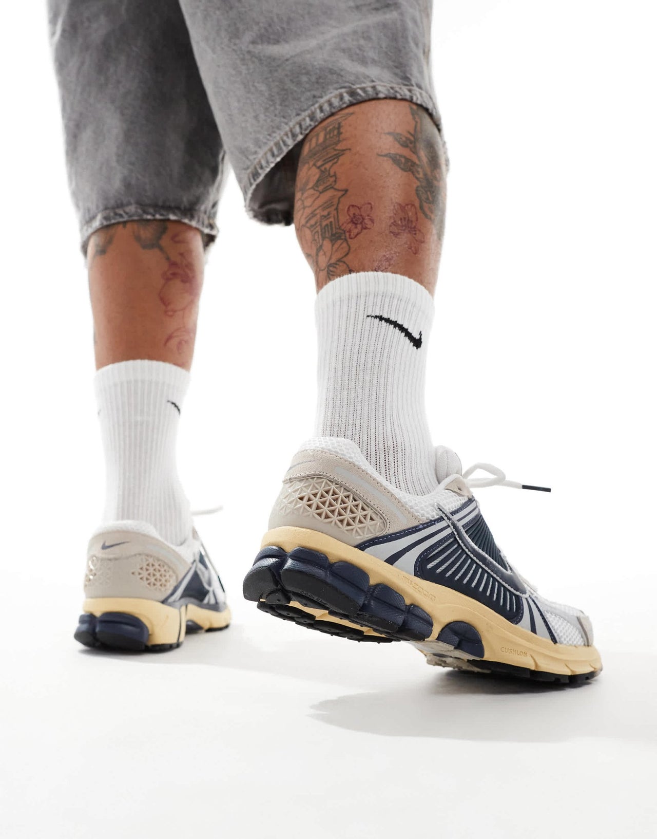 Nike Zoom Vomero 5 trainers in white and navy - ASOS Sample Sale EU Store