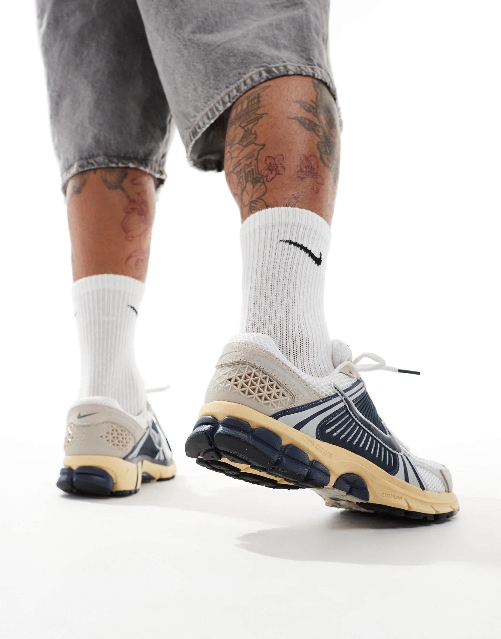 Nike Zoom Vomero 5 trainers in white and navy - ASOS Sample Sale EU Store