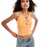 Top Noisy May con detalle de anillo en forma de corazón en naranja