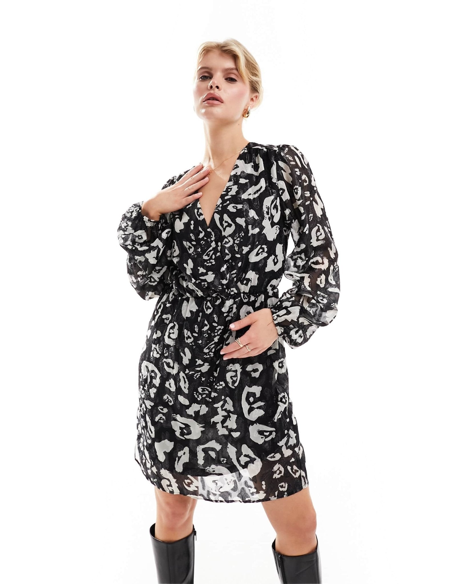 ONLY wrap mini dress in black and white floral - ASOS Sample Sale EU Store