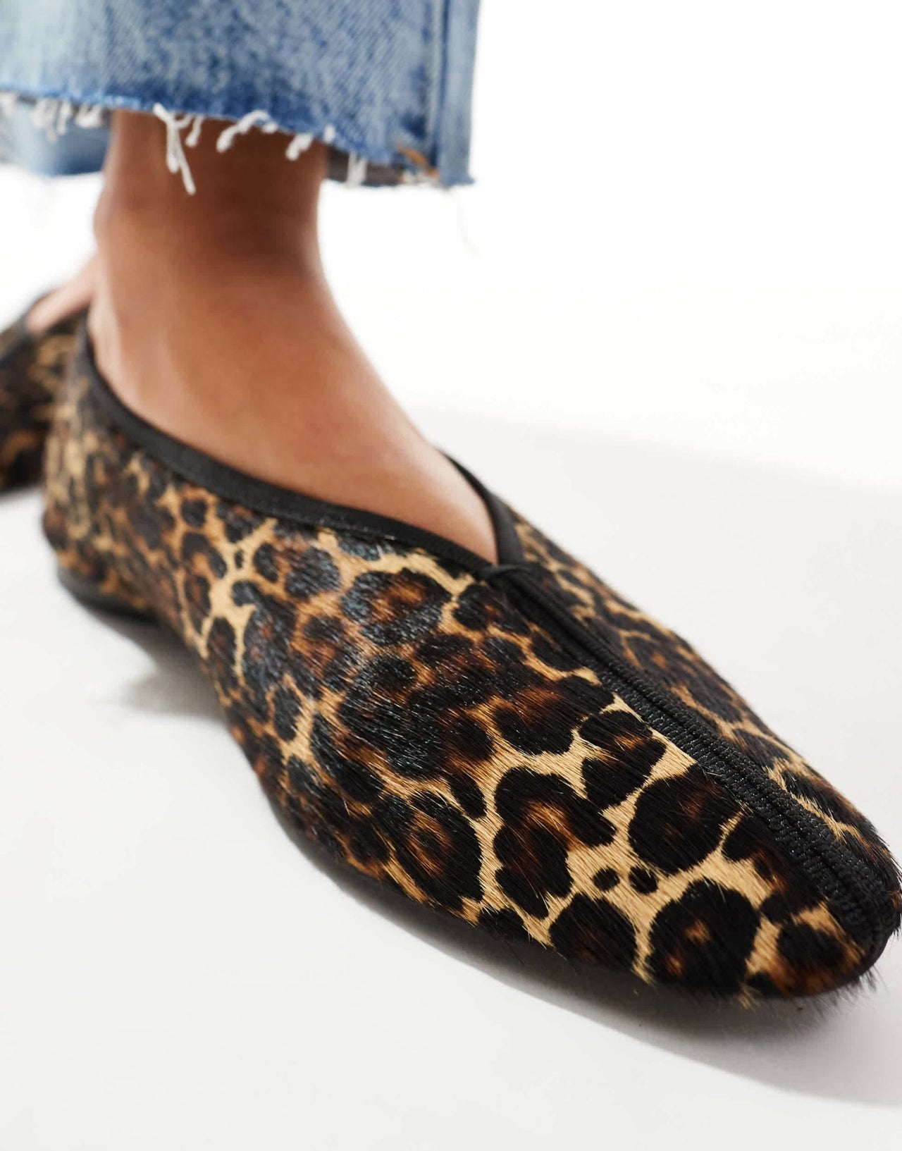 & Other Stories leather pointed ballerina pumps with front seam detail in textured leopard - ASOS Sample Sale EU Store