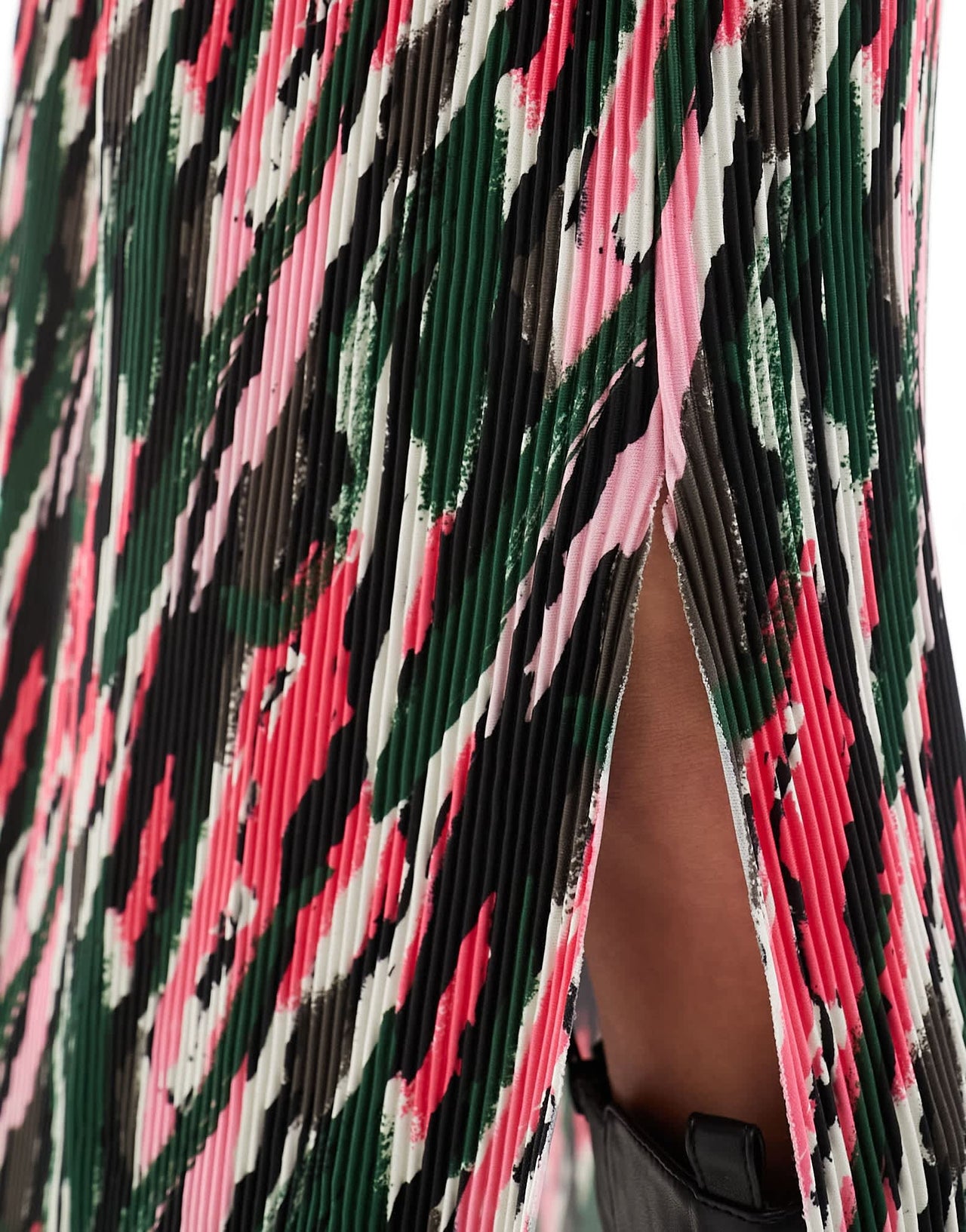 Pieces plisse maxi skirt in multi graphic print - ASOS Sample Sale EU Store