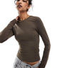 Top de manga larga esculpido de poliamida Pull&Bear en marrón chocolate
