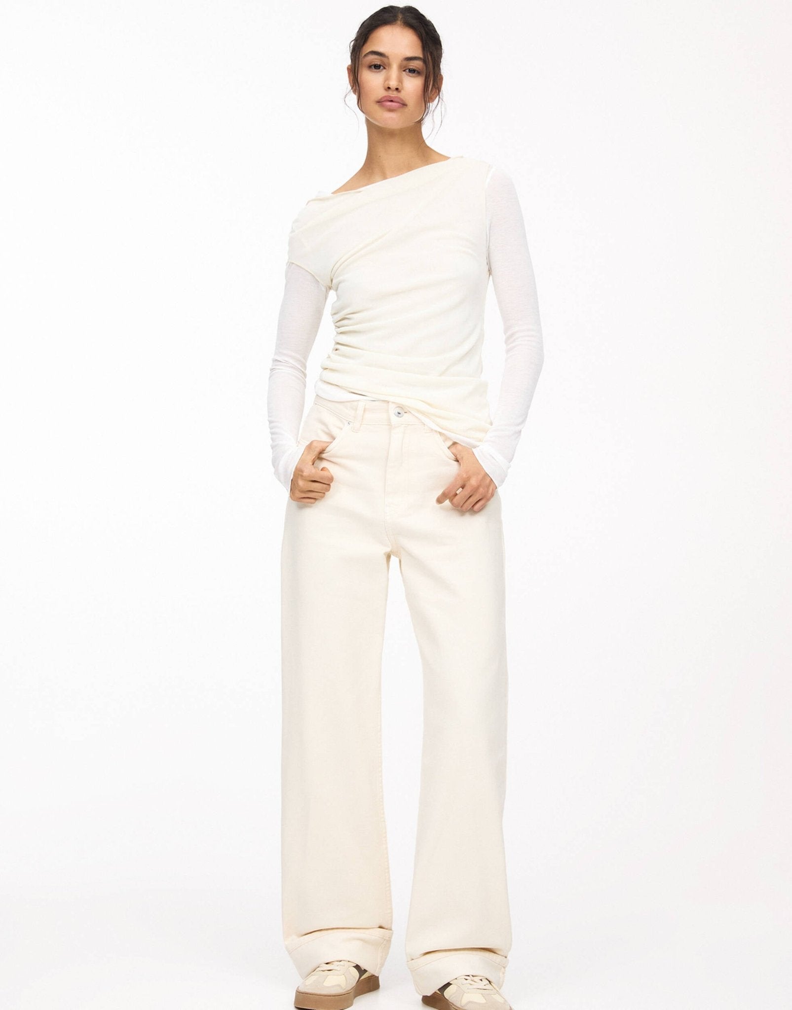 Pull&Bear turn up hem mid rise baggy jeans in ecru - ASOS Sample Sale EU Store