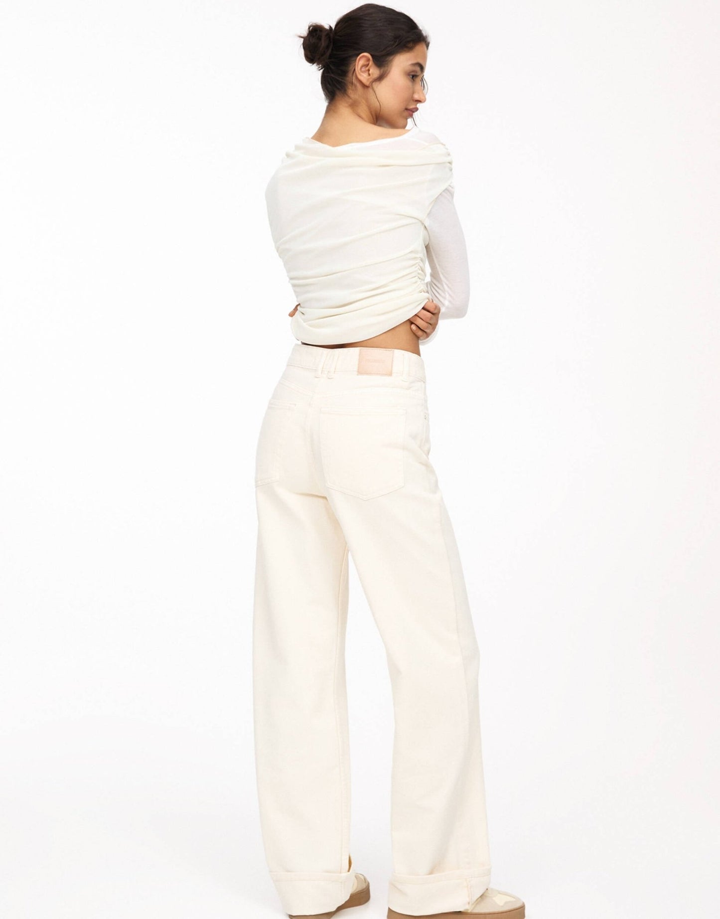 Pull&Bear turn up hem mid rise baggy jeans in ecru - ASOS Sample Sale EU Store