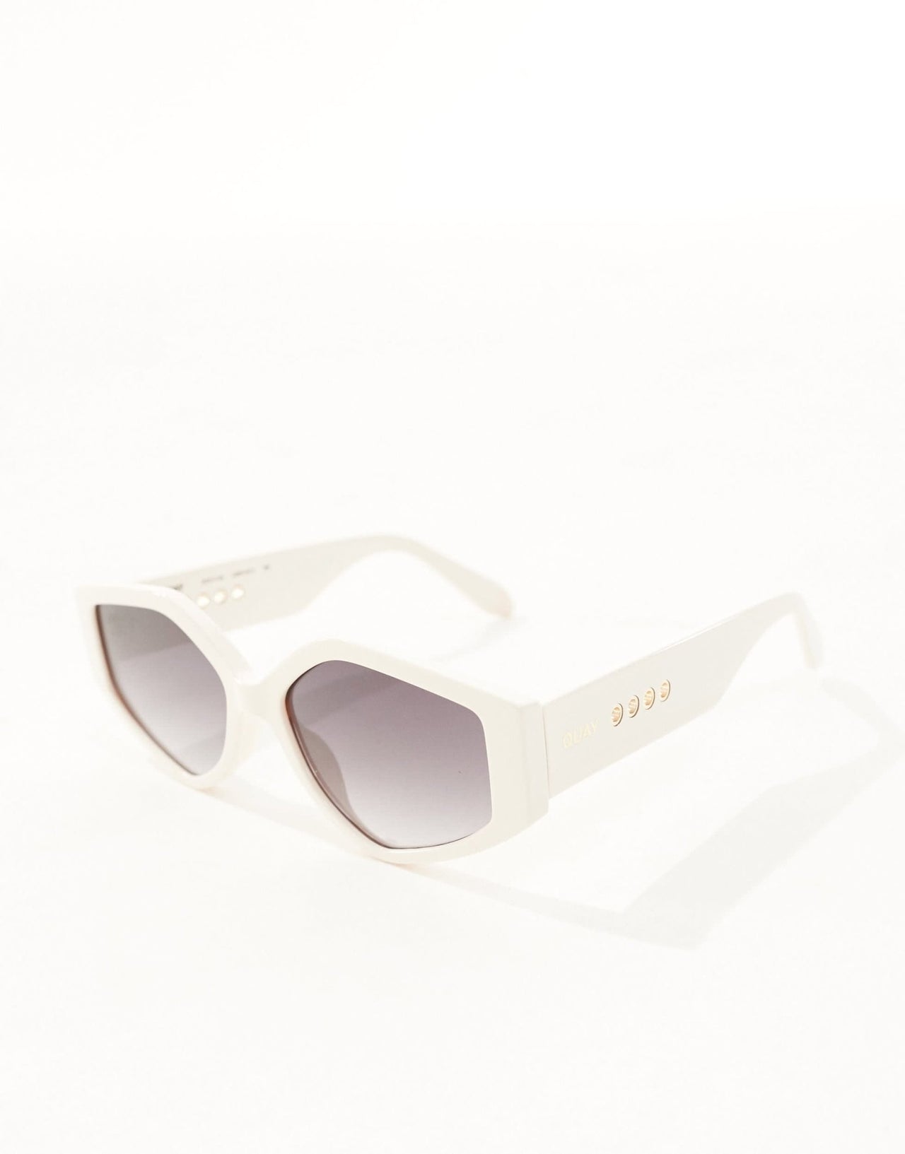 Quay hot gossip cat eye sunglasses in white - ASOS Sample Sale EU Store