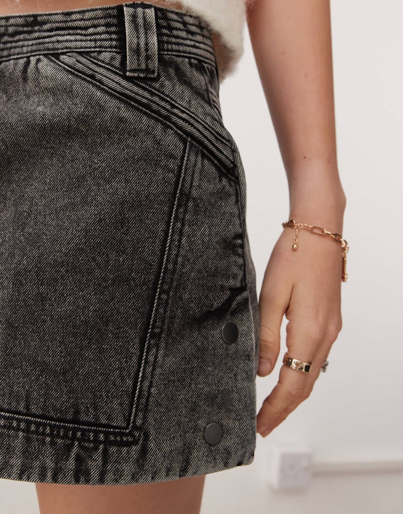 Reclaimed Vintage a - line denim mini skirt in washed charcoal - ASOS Sample Sale EU Store