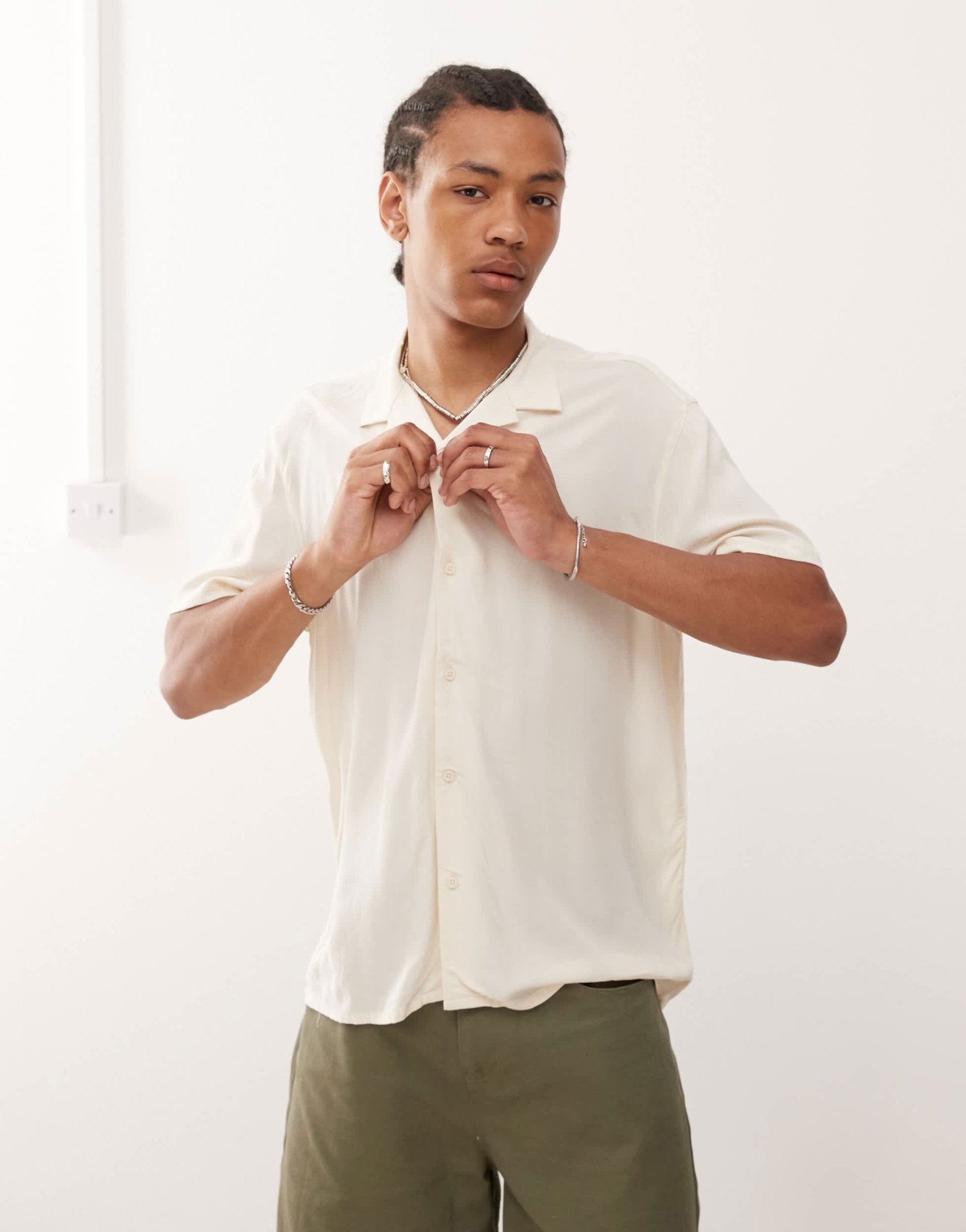Reclaimed Vintage short sleeve boxy revere shirt in ecru viscose - ASOS Sample Sale EU Store