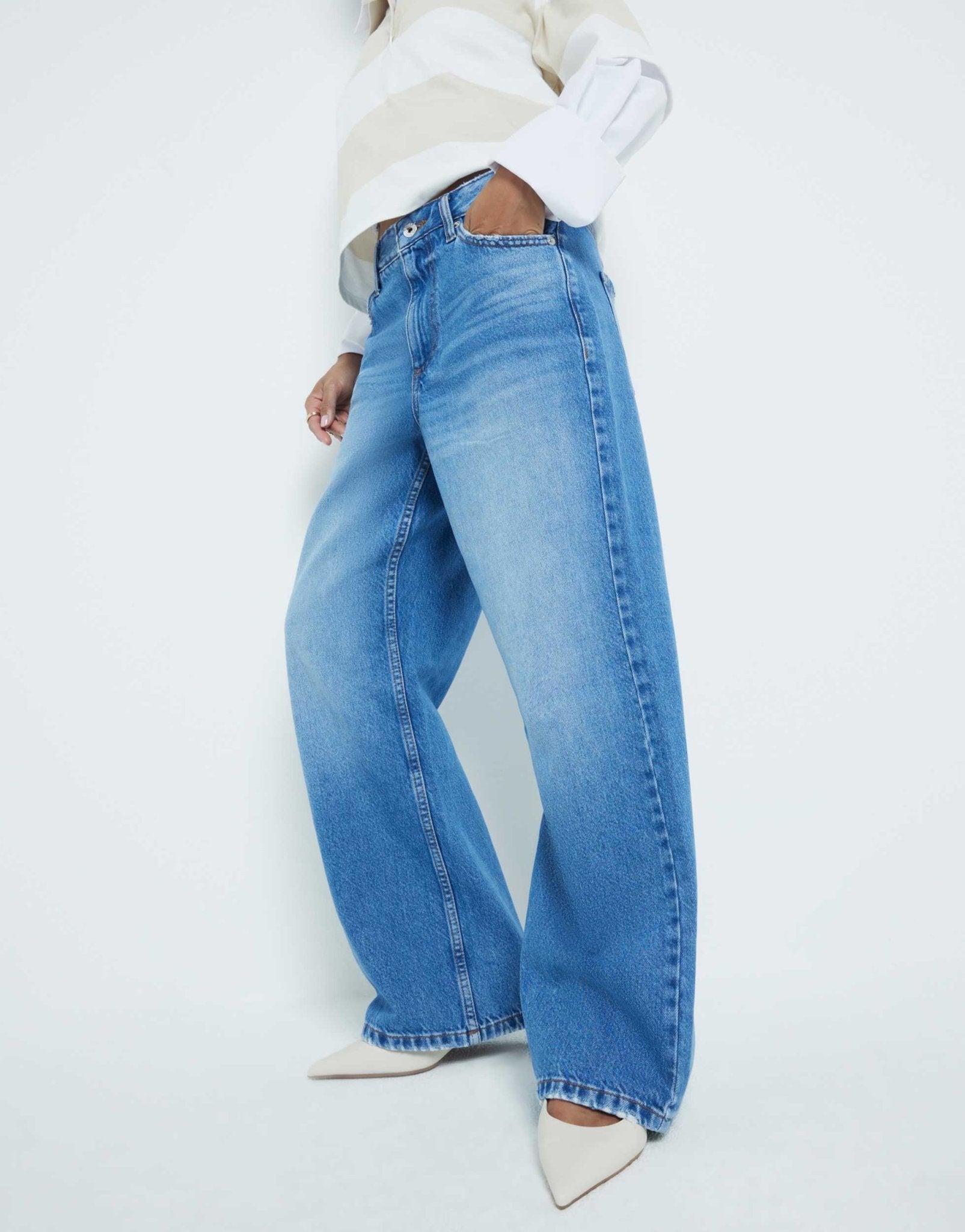 River Island Petite relaxed straight fit jeans in blue - medium - ASOS Sample Sale EU Store