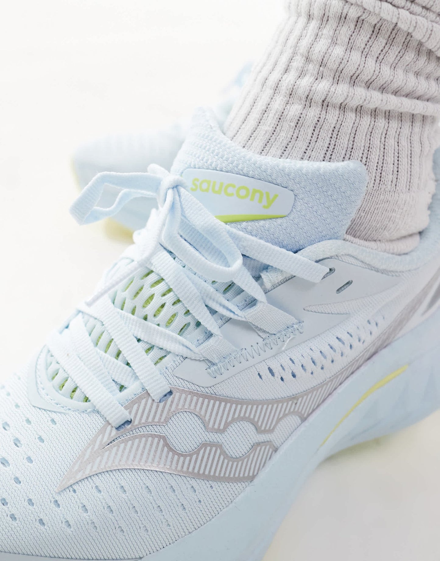 Saucony Endorphin Speed 4 fast & light trainers in ice melt - ASOS Sample Sale EU Store