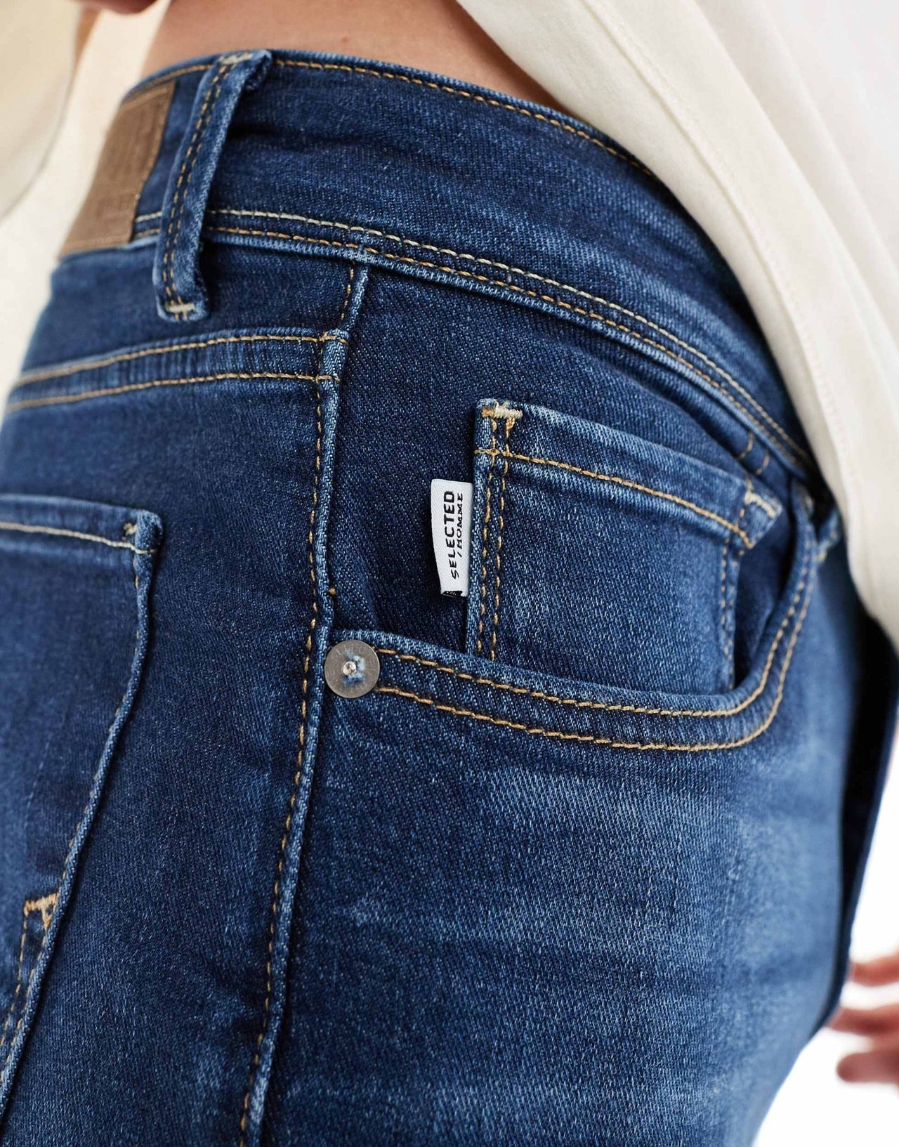 Selected Scott straight fit jeans in medium blue - ASOS Sample Sale EU Store