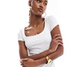Camiseta con escote cuadrado Stradivarius en blanco