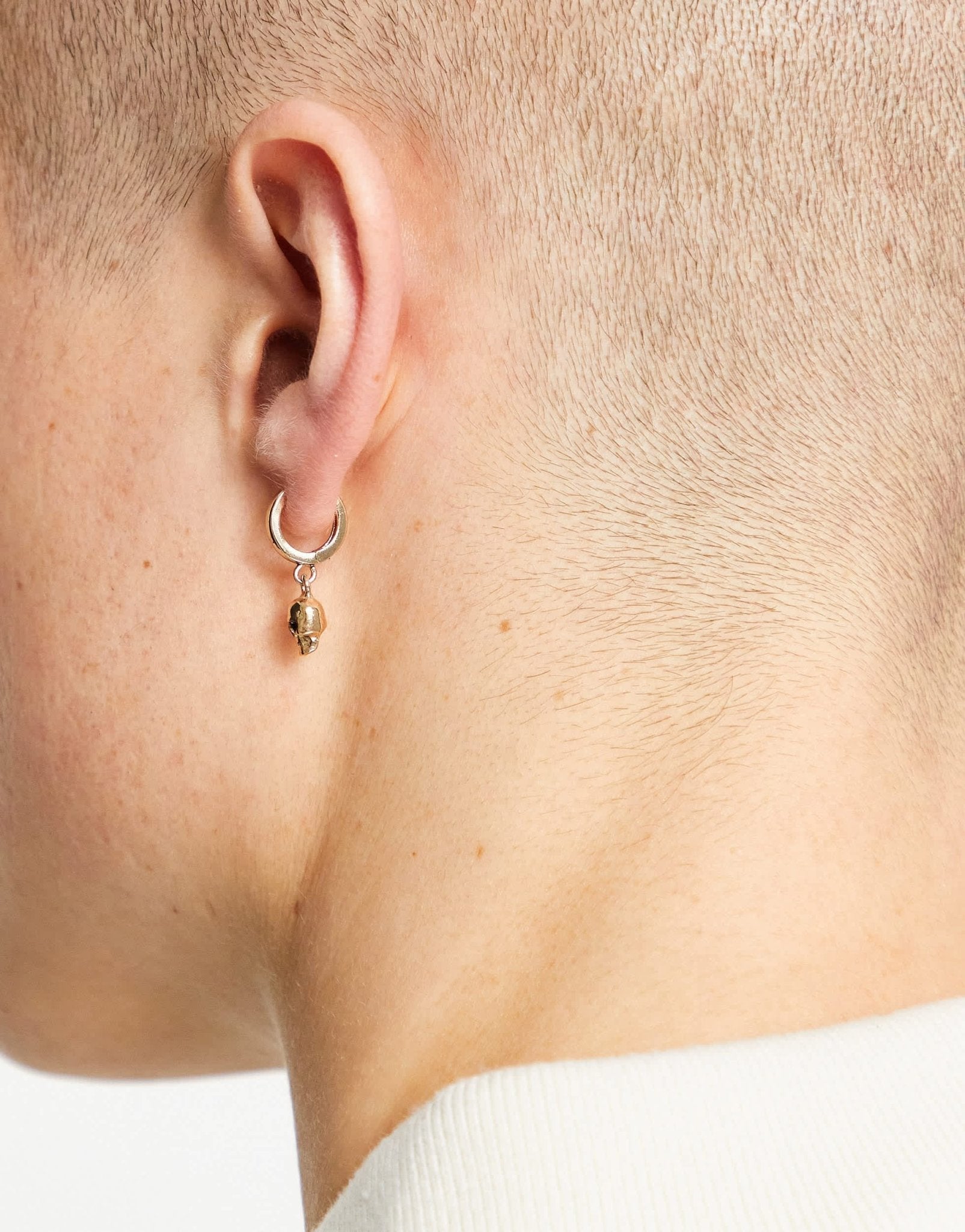 The Status Syndicate hoop earring with skull drop pendant and a lightening bolt stud in gold - ASOS Sample Sale EU Store