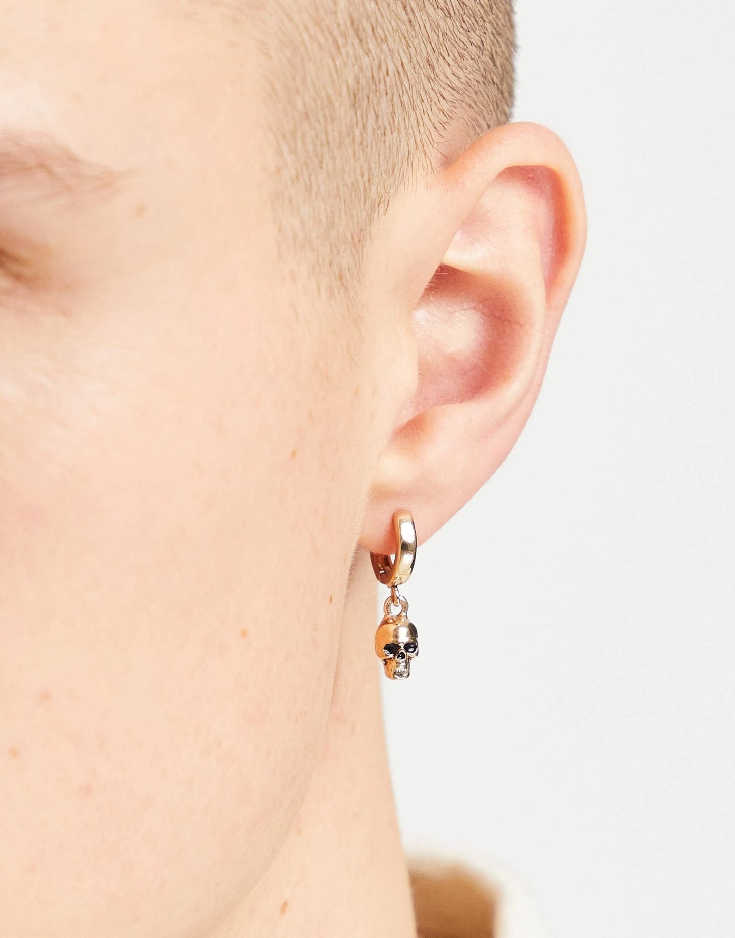 The Status Syndicate hoop earring with skull drop pendant and a lightening bolt stud in gold - ASOS Sample Sale EU Store