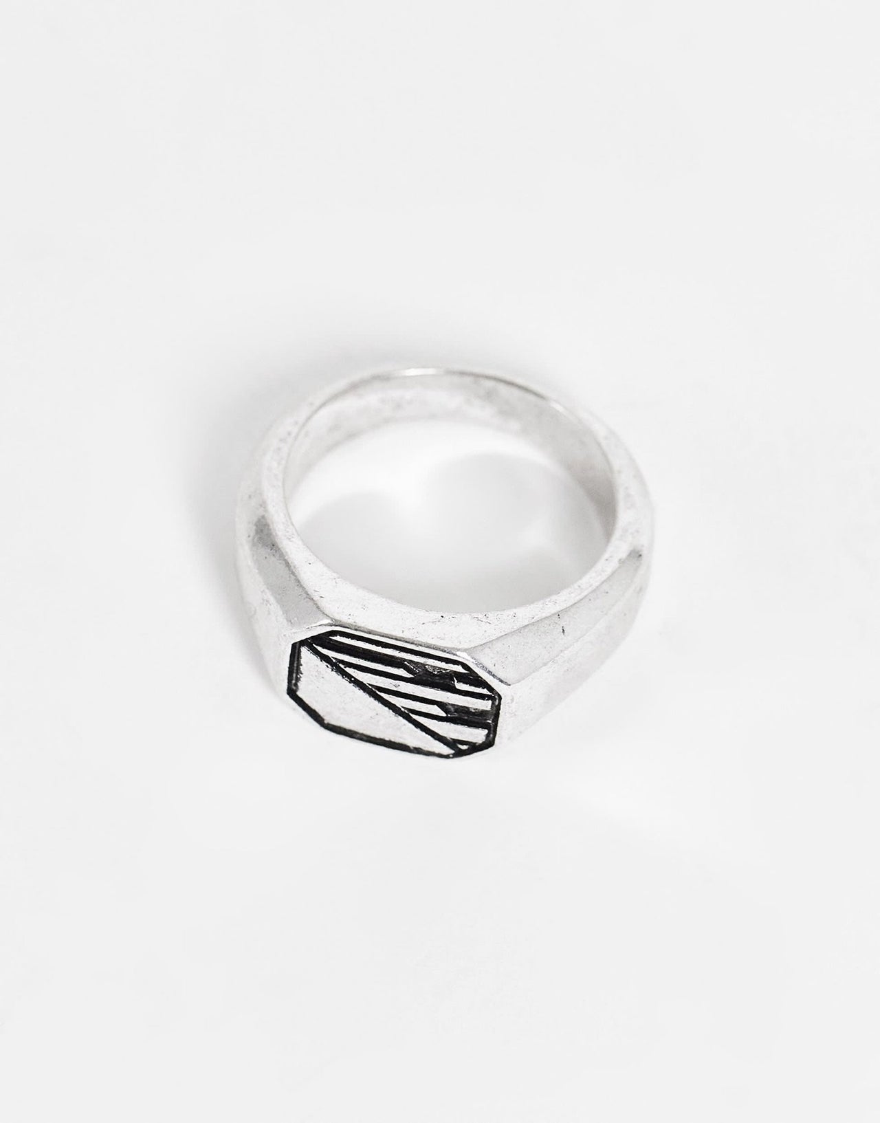 The Status Syndicate signet ring with textured detail in silver - ASOS Sample Sale EU Store