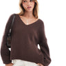 Jersey holgado con cuello en V y textura suave Threadbare en marrón