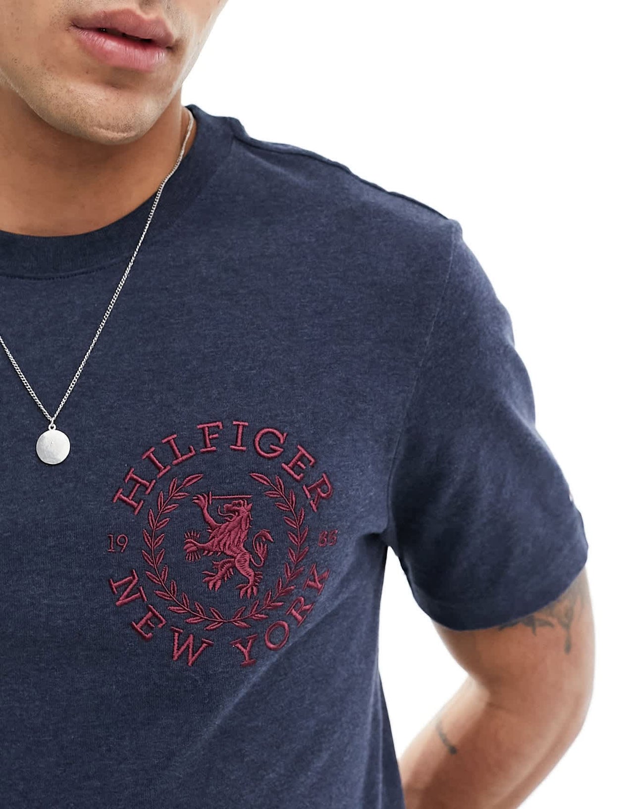 Tommy Hilfiger icon crest t-shirt in black - ASOS Sample Sale EU Store