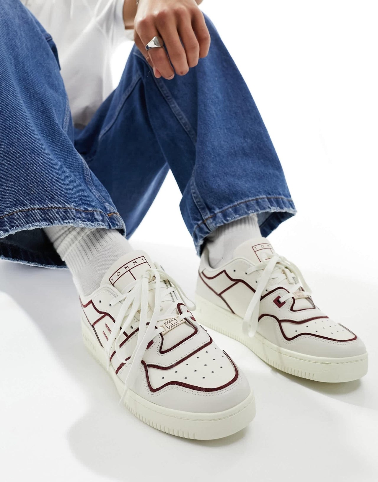 Tommy Jeans Basket trainers with piping details in off white and burgundy - ASOS Sample Sale EU Store