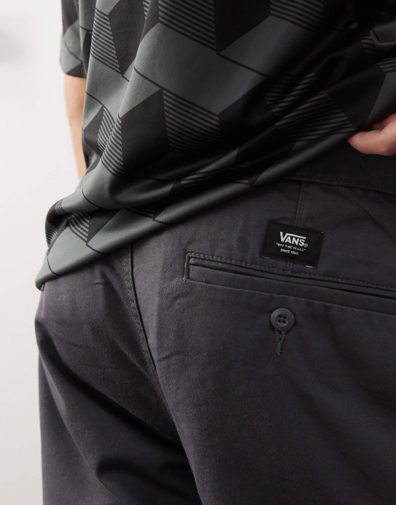 Vans authentic relaxed chino slim fit trousers in charcoal - ASOS Sample Sale EU Store