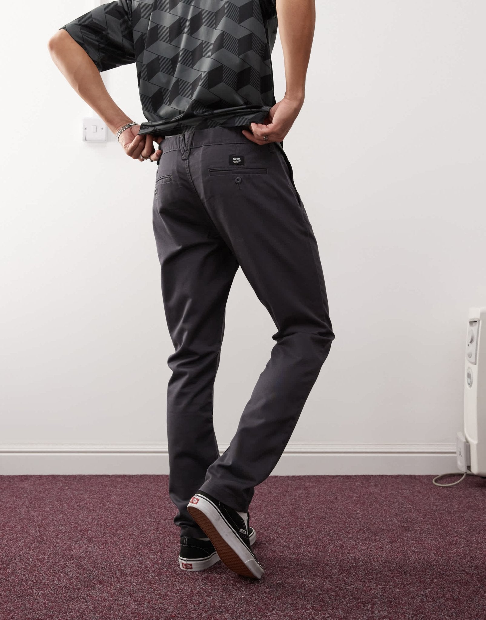 Vans authentic relaxed chino slim fit trousers in charcoal - ASOS Sample Sale EU Store