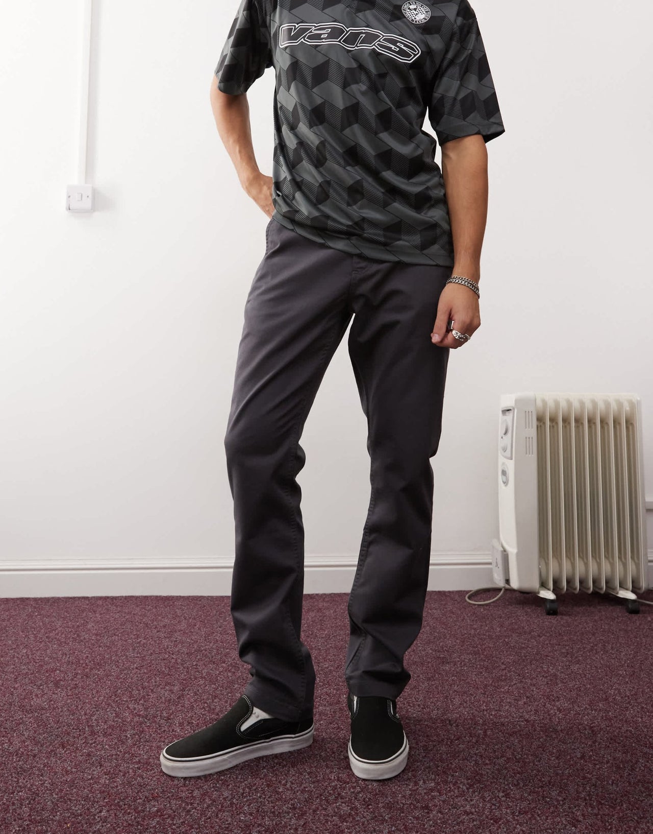 Vans authentic relaxed chino slim fit trousers in charcoal - ASOS Sample Sale EU Store