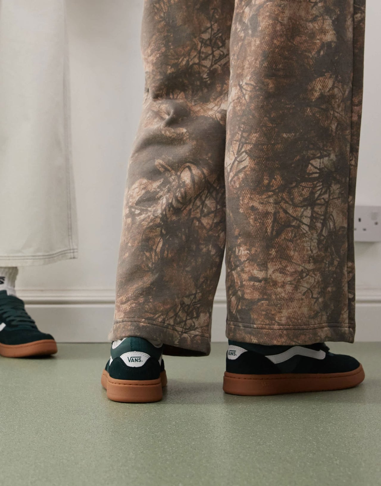 Vans Cruze 3.0 suede trainers in dark green with gum sole - ASOS Sample Sale EU Store