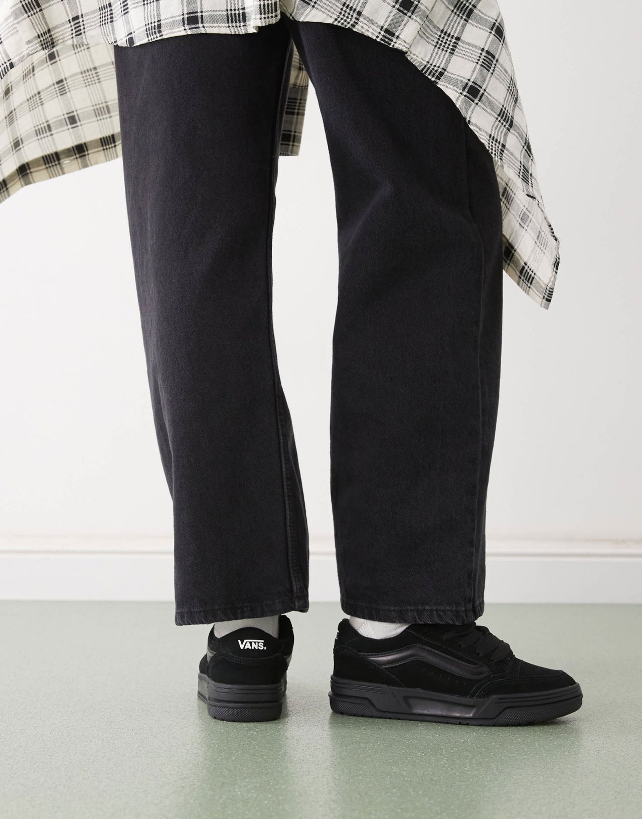 Vans hylane chunky suede trainers in triple black - ASOS Sample Sale EU Store