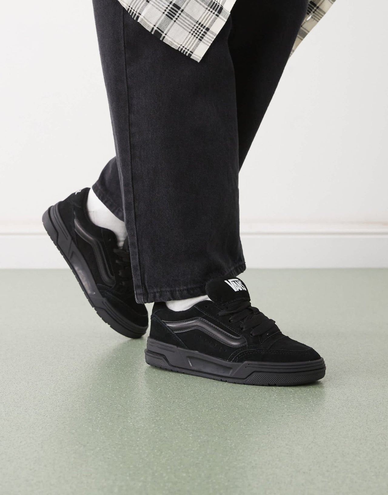 Vans hylane chunky suede trainers in triple black - ASOS Sample Sale EU Store