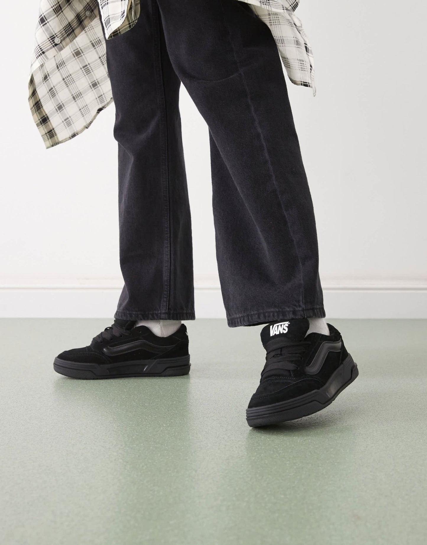 Vans hylane chunky suede trainers in triple black - ASOS Sample Sale EU Store