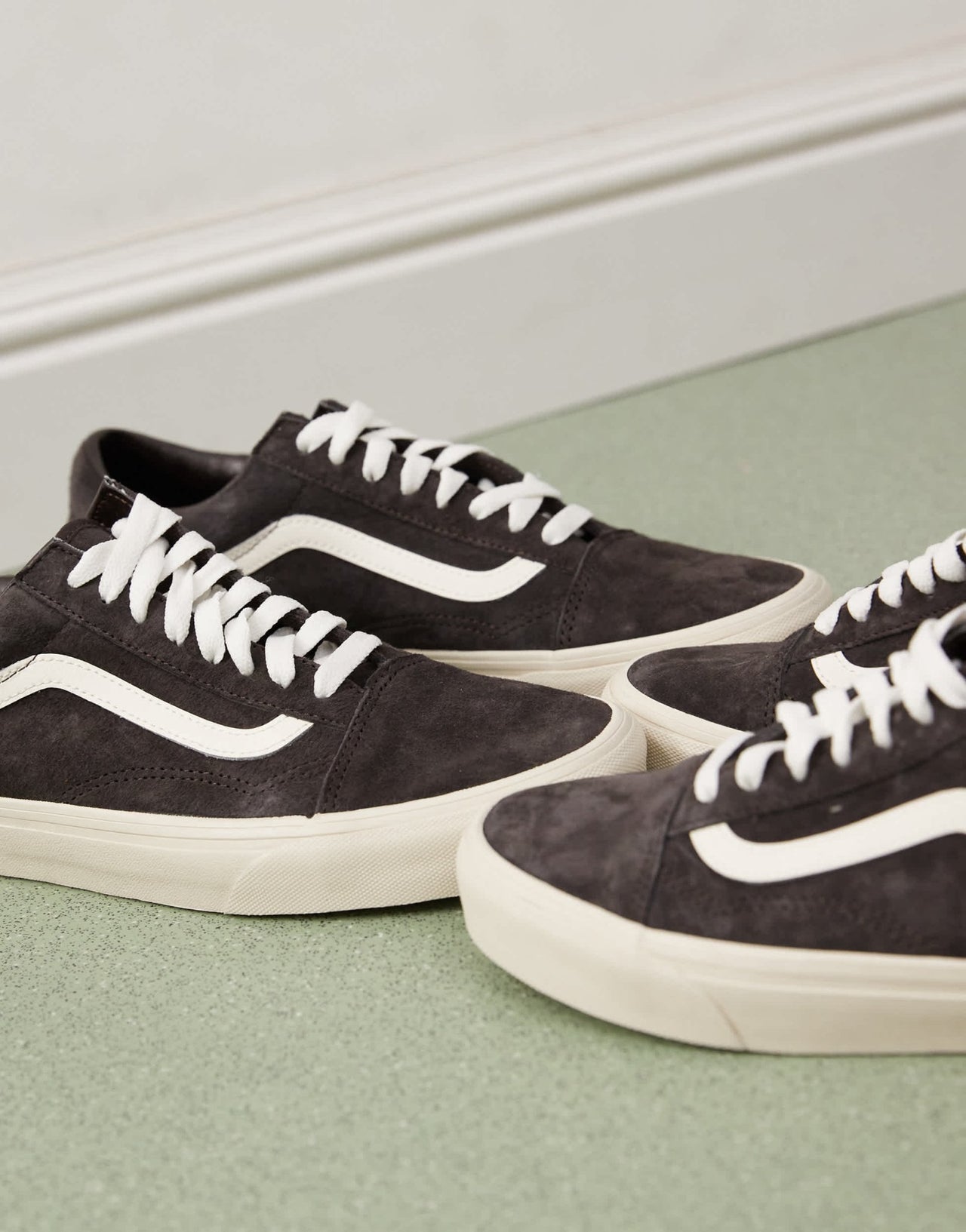 Vans Old Skool pig suede trainers in dark brown - ASOS Sample Sale EU Store