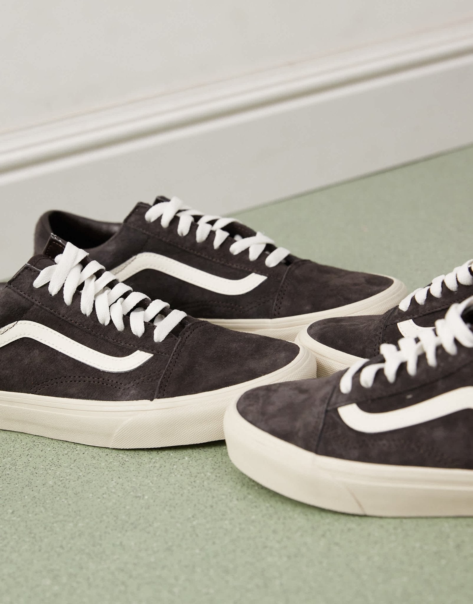 Vans Old Skool pig suede trainers in dark brown - ASOS Sample Sale EU Store