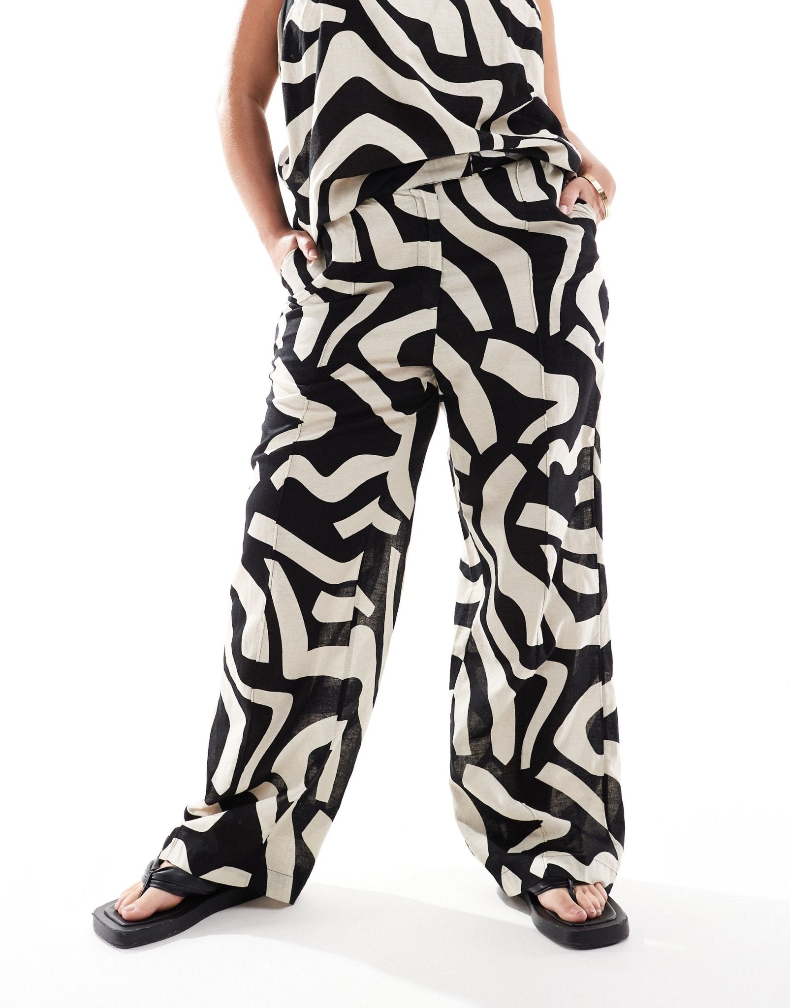 Vero Moda Curve linen touch wide leg trouser co - ord in abstract mono print - ASOS Sample Sale EU Store