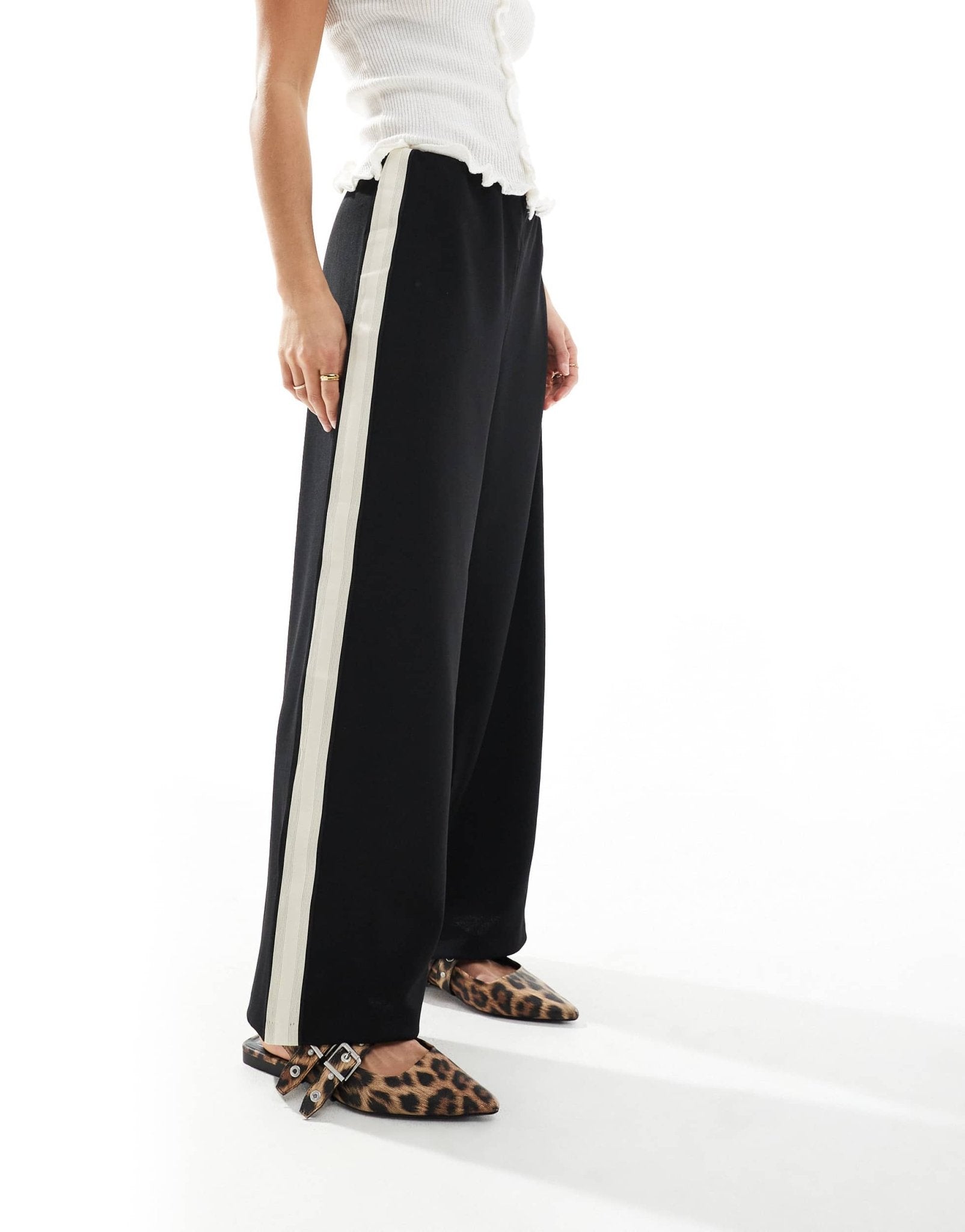 Vero Moda Petite loose pull on trousers with side stripe in black - ASOS Sample Sale EU Store