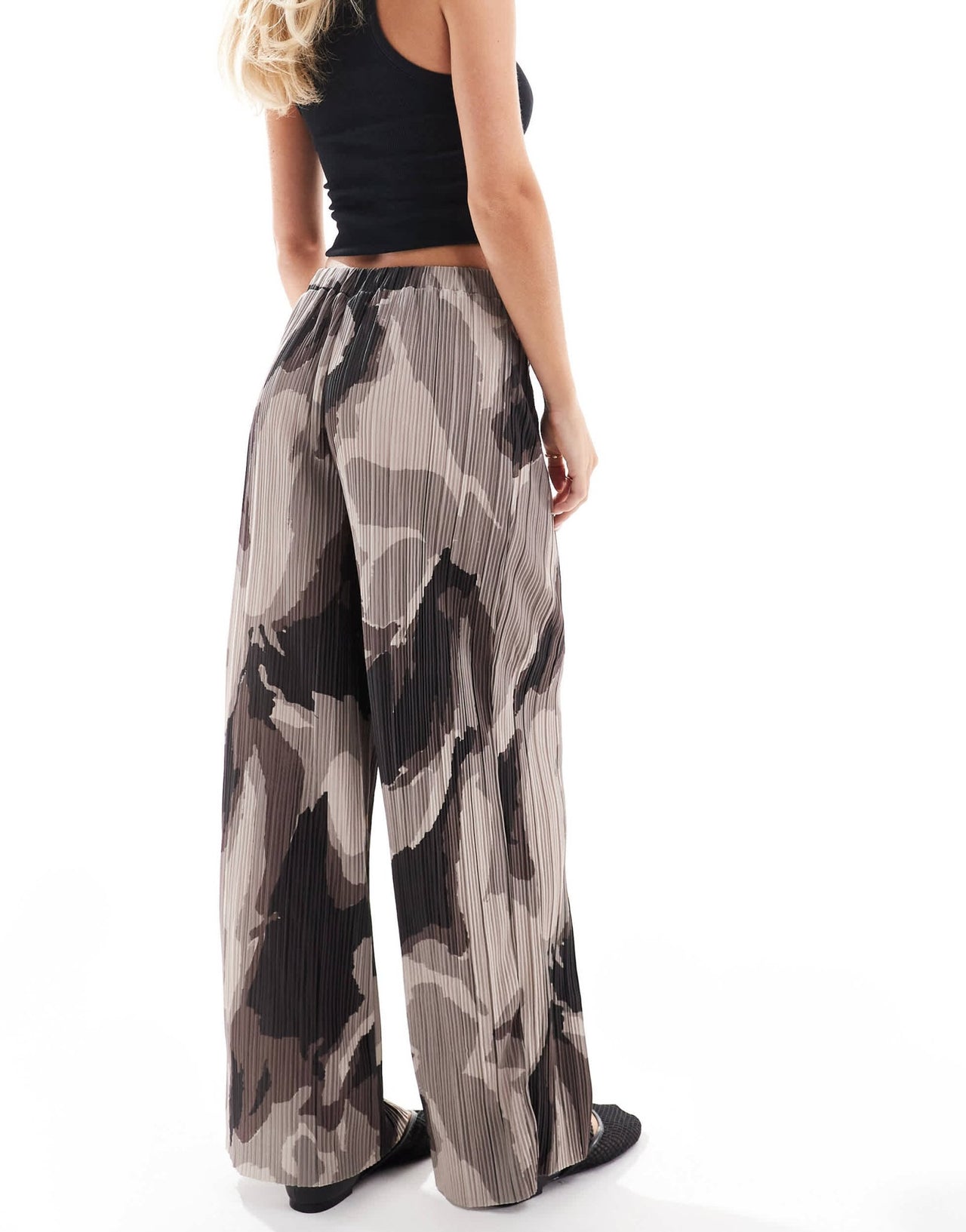 Vero Moda Petite plisse wide leg trousers in brown abstract print - ASOS Sample Sale EU Store